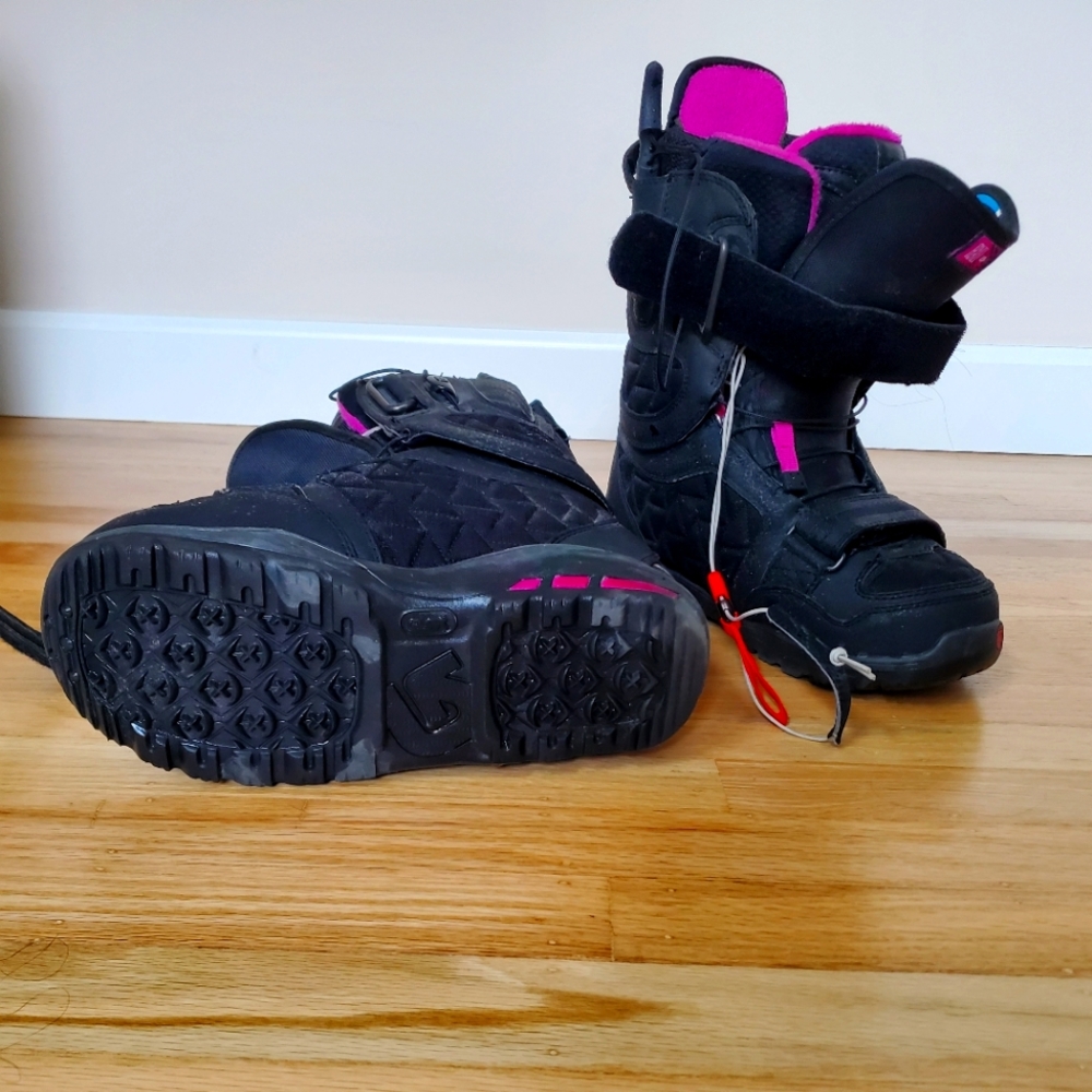 Snowboard boots